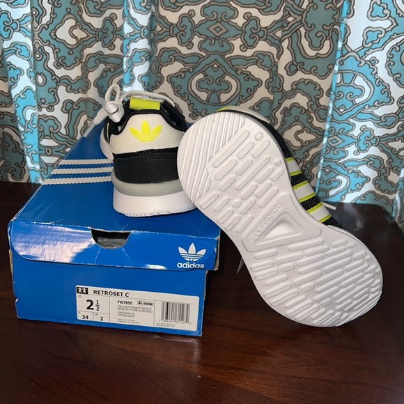 Brand new black with white and neon yellow striped shoes kids size us 2 1/2 - Picture 2 of 2